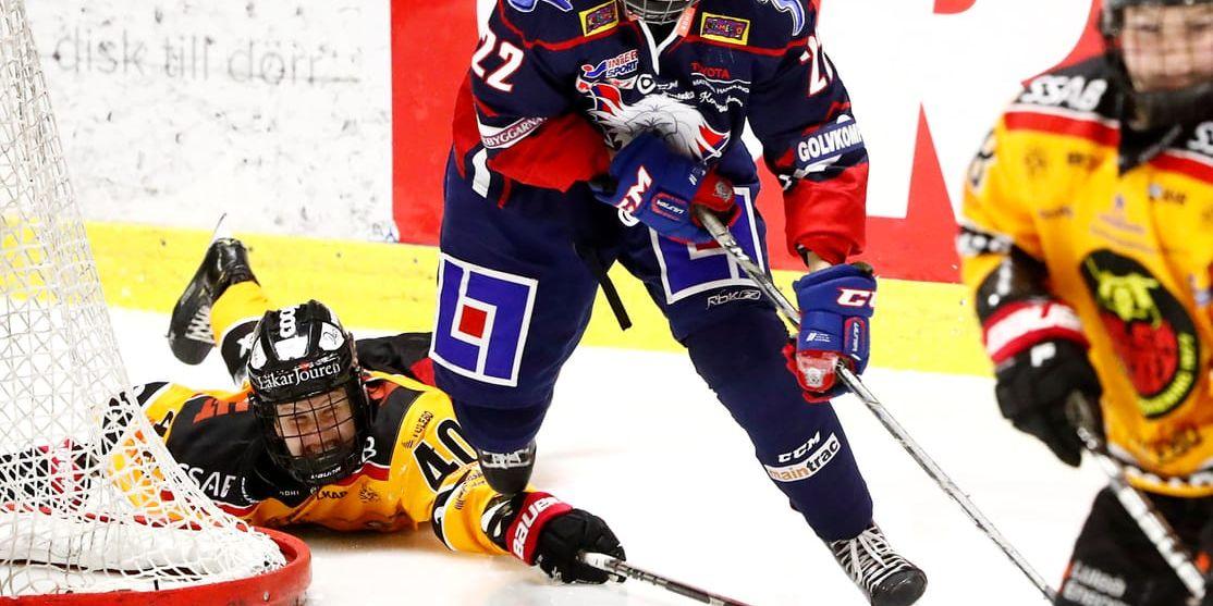 Linköpings comebackande Denise Altmann, blå tröja, har fortfarande chansen att få finalfavoriten Luleå på fall. Här är det Luleås Noora Tulus som får syna isen.