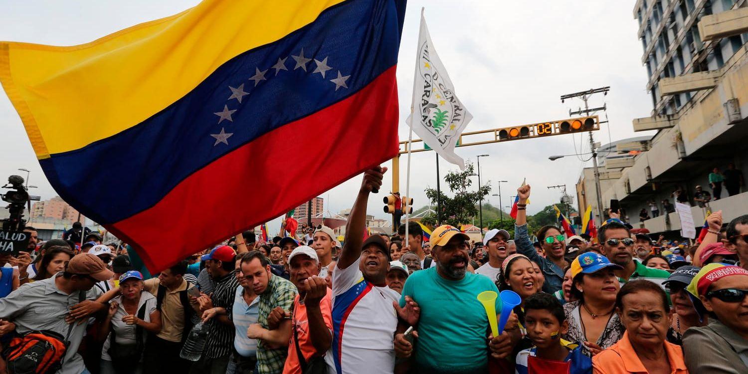Anhängare till Venezuelas oppositionsledare och självutnämnde interrimspresident Juan Guaidó i Maracay på fredagen.