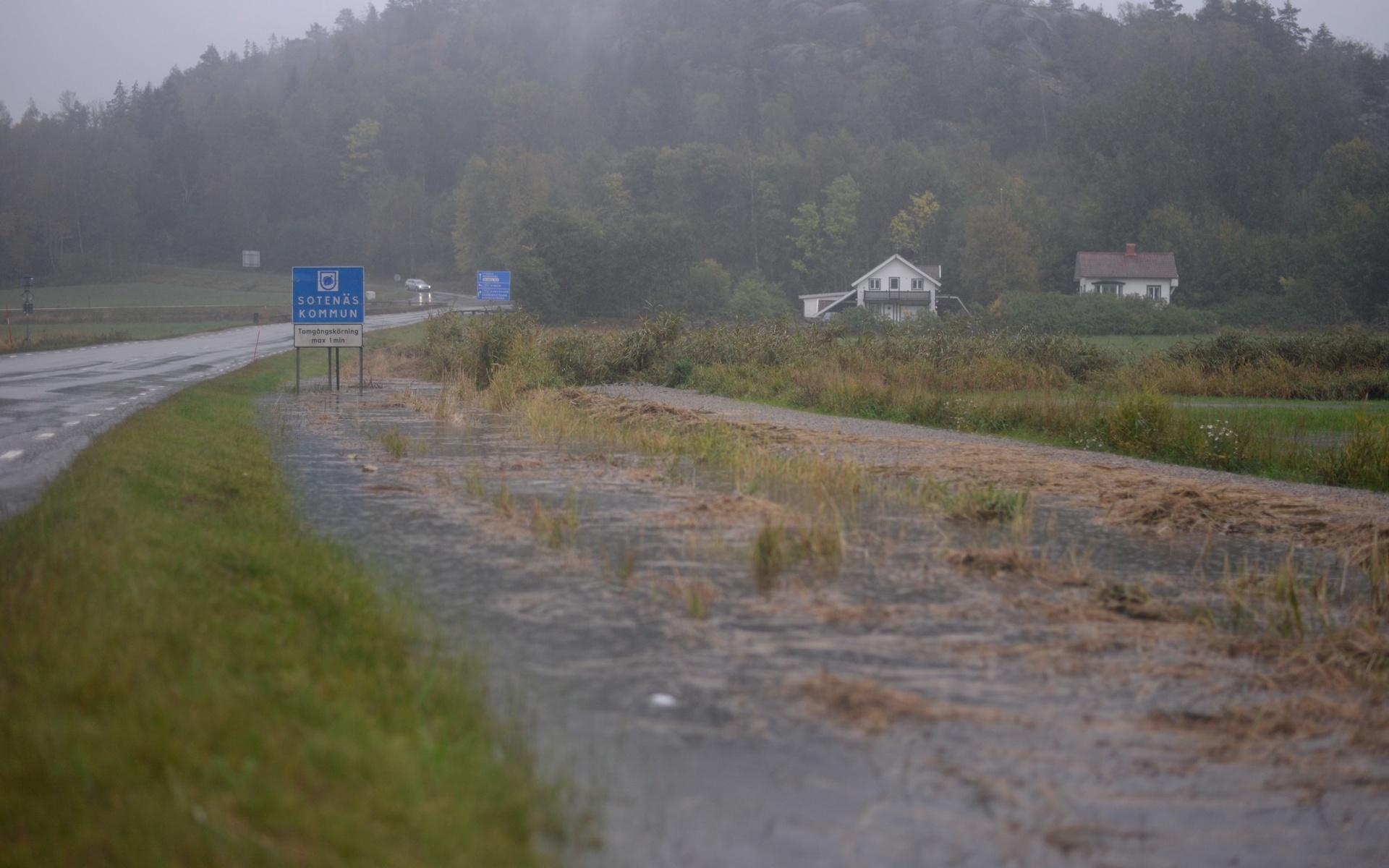 Fulla diken och översvämningar vid Klevs gård i Sotenäs.