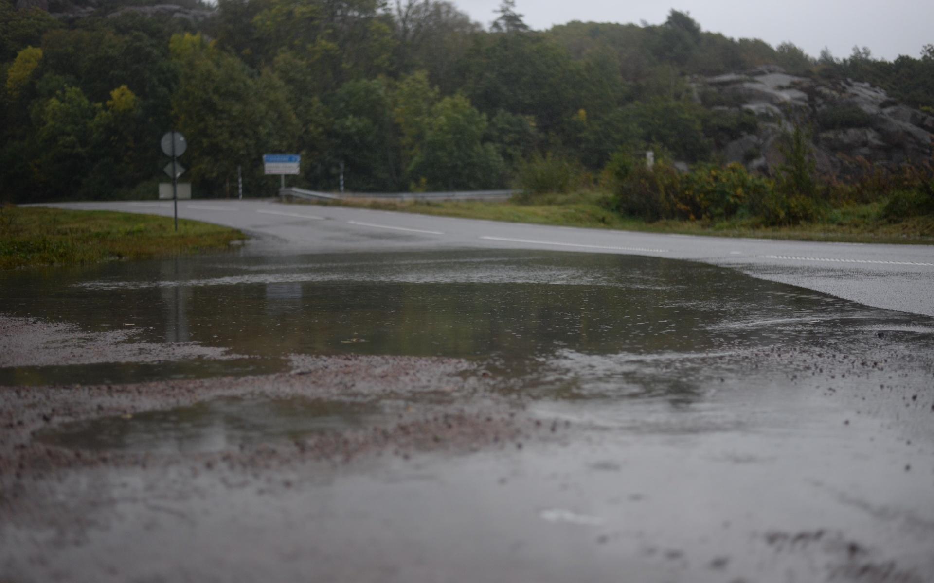 Fulla diken och översvämningar vid Klevs gård i Sotenäs.