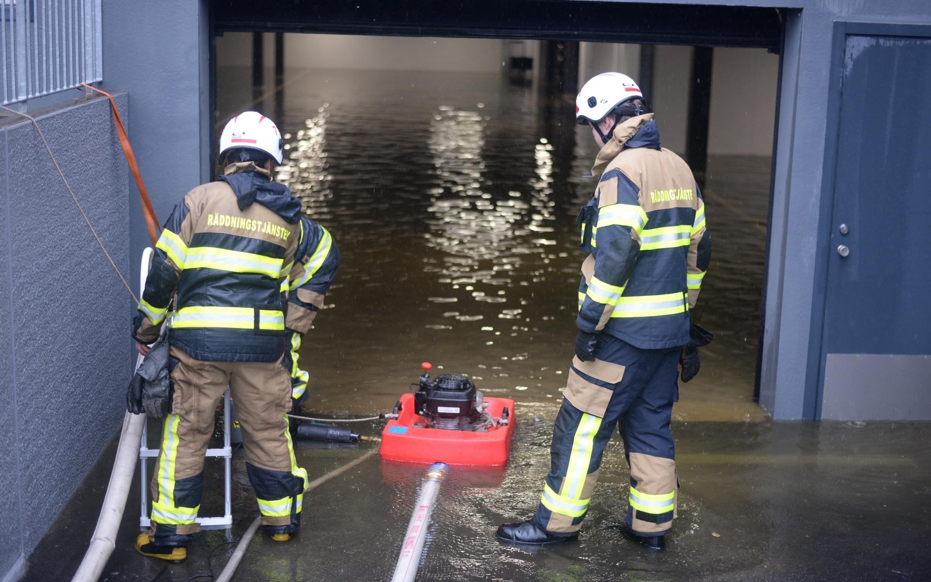 Räddningstjänsten larmades strax innan klockan 10.00 till en översvämmad källare i Hunnebostrand.