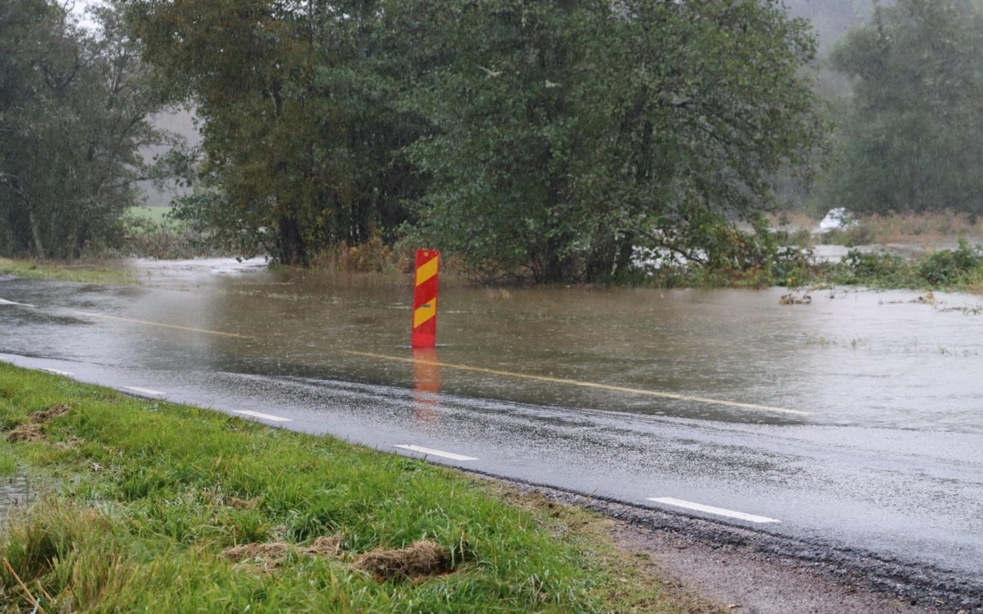 Översvämningar på väg 163 strax söder om Kville.