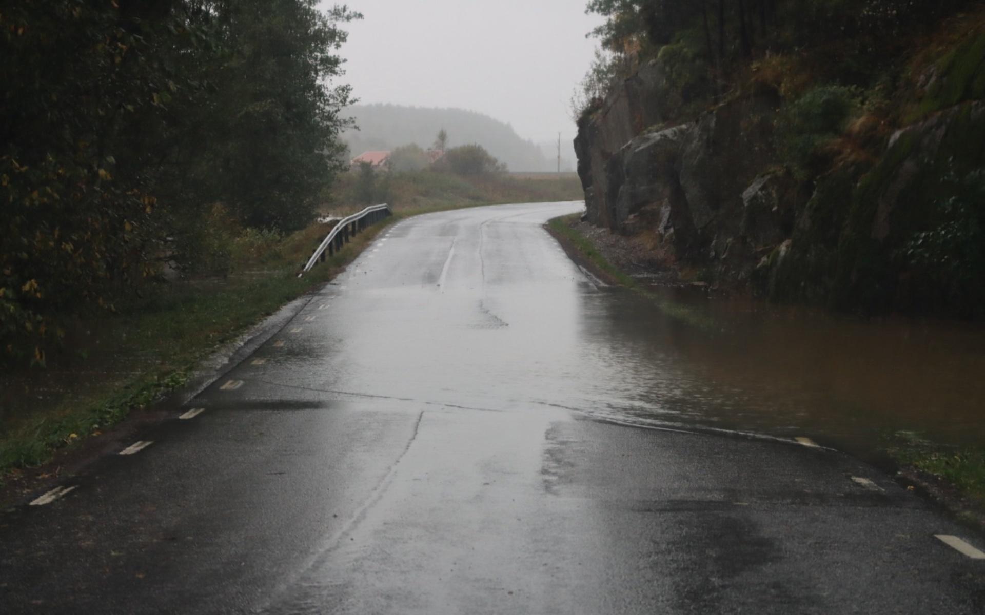 Många mindre väga i Tanums kommun har drabbats.