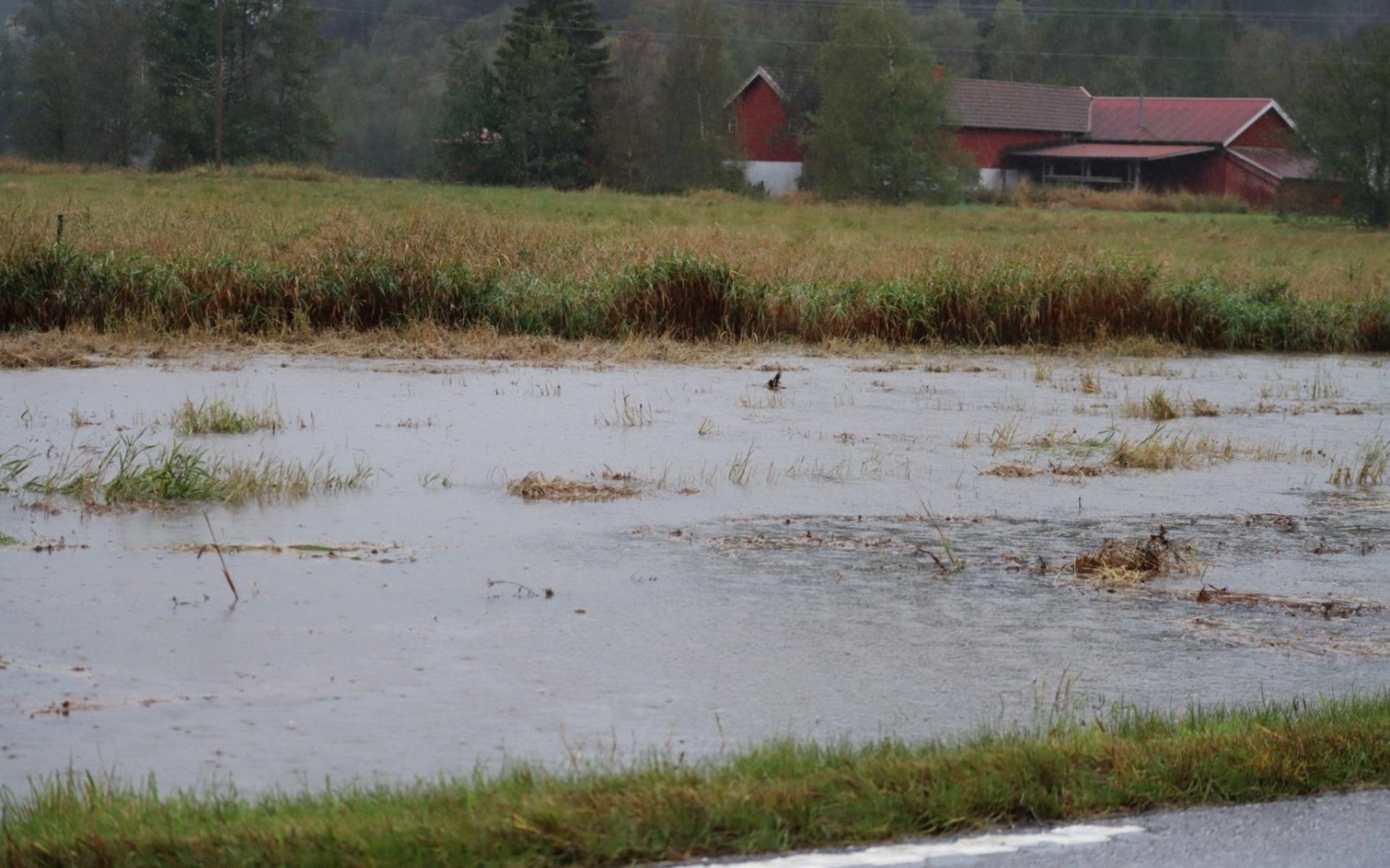 Översvämningar på vägarna på flera håll i Bohuslän.