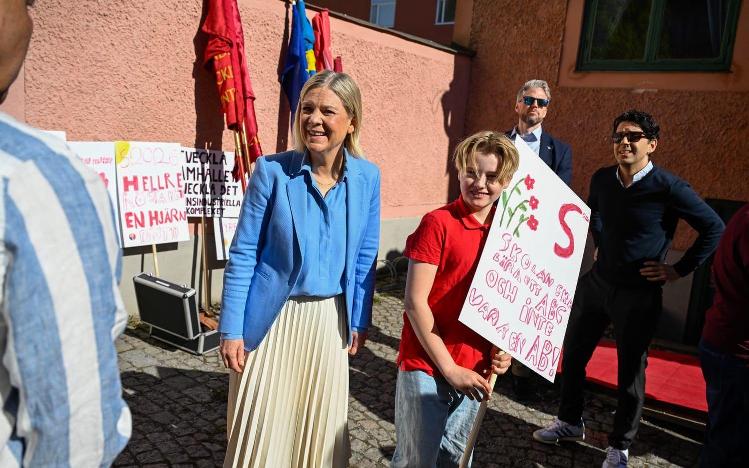Socialdemokraternas partiledare Magdalena Andersson poserar med ungdomar från ungdomsförbundet SSU före partiets förstamajtåg i Sundbyberg.