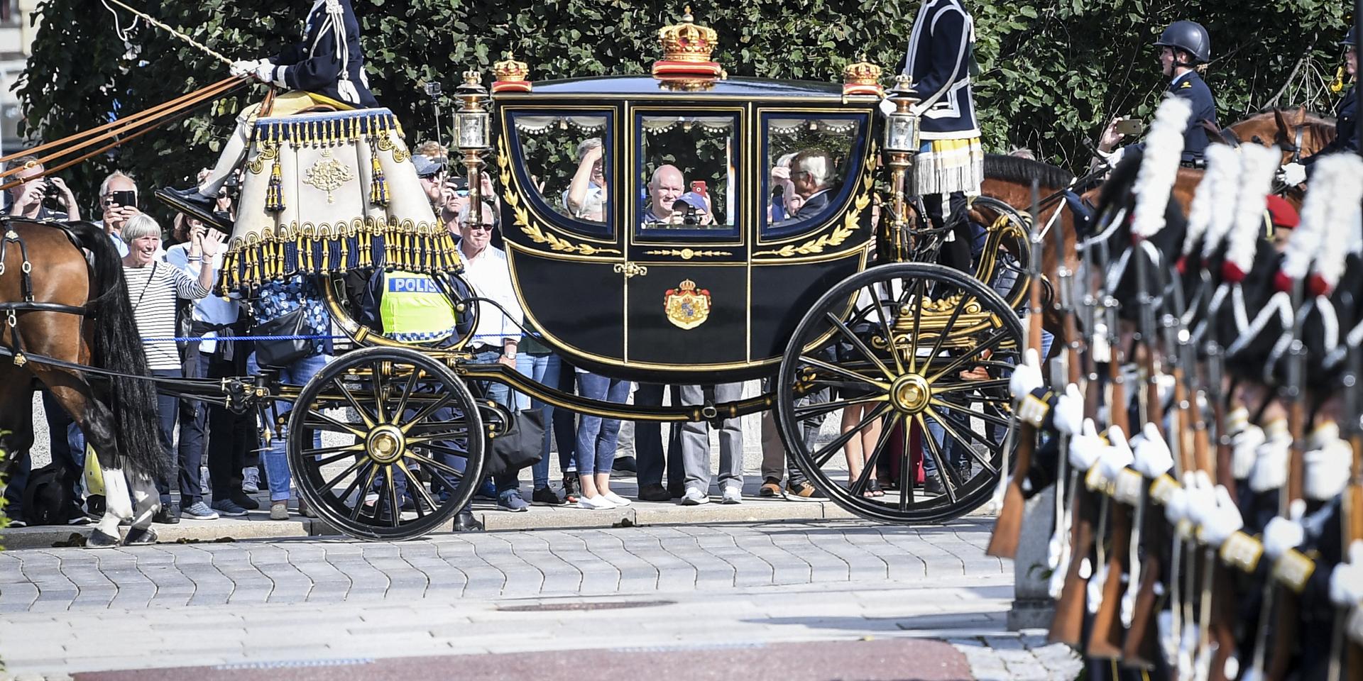 Kungaparet anländer med häst och vagn till riksdagshuset i samband med riksmötets öppnande.