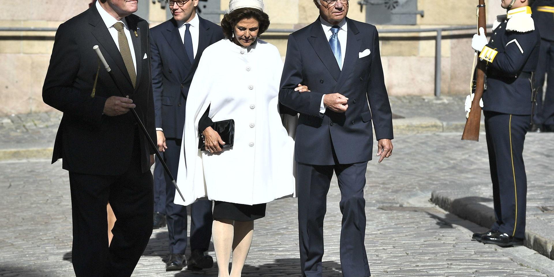 Drottning Silvia och kung Carl XVI Gustaf anländer till Storkyrkan.