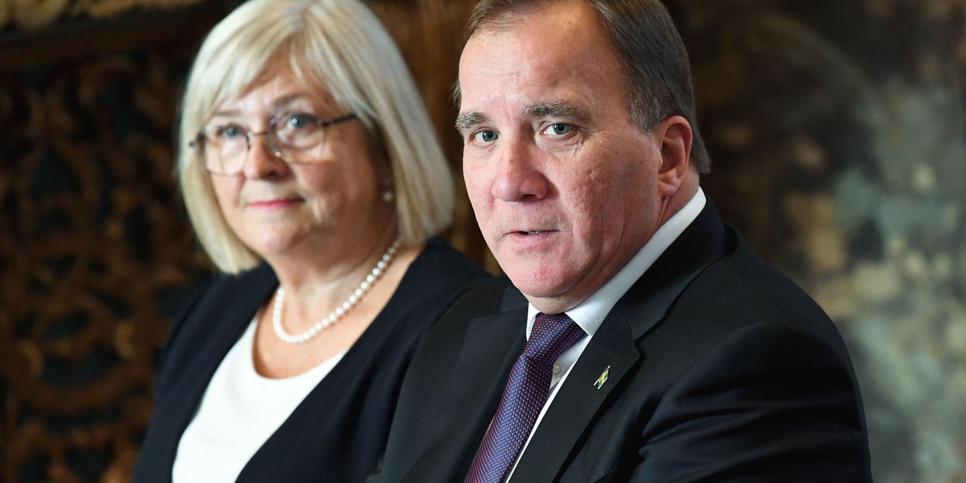 Statsminister Stefan Löfven (S) med frun Ulla Löfven på plats under gudstjänsten.