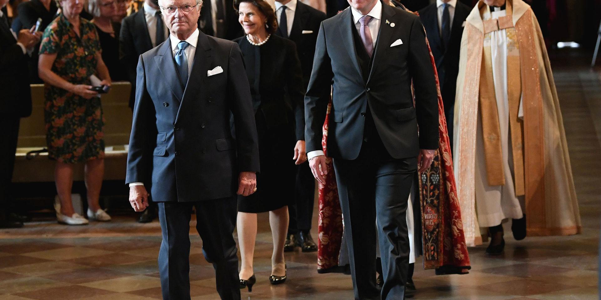 Kung Carl Gustaf, drottning Silvia och riksdagens talman Andreas Norlén tågar in i kyrkan.