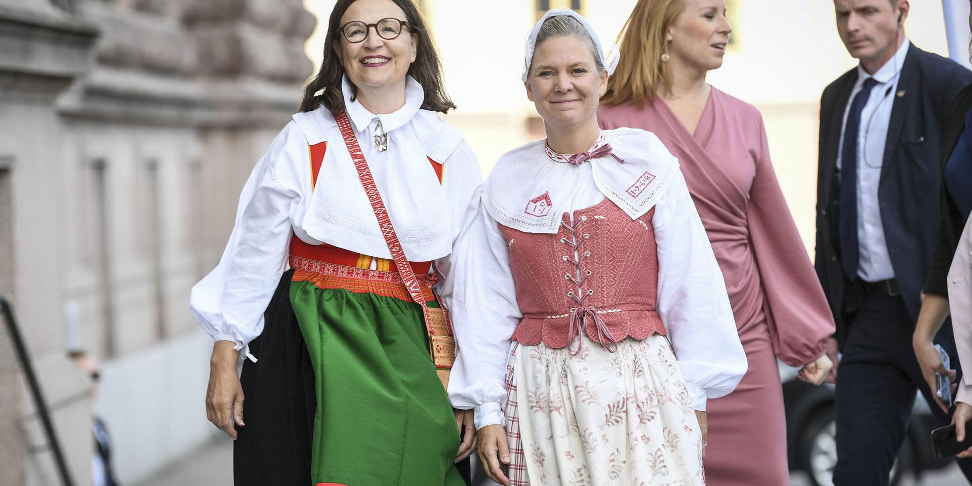 Finansminister Magdalena Andersson och utbildningsminister Anna Ekström iklädda folkdräkt anländer till riksdagshuset.