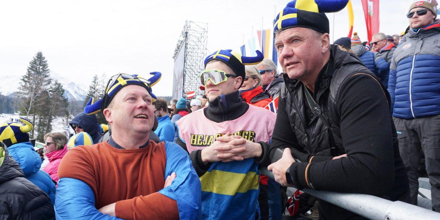 Pappa Bengt-Ove Dahlqvist (till vänster) och sambon Anton Hedlund (i mitten) rördes till tårar av Maja Dahlqvists VM-guld.