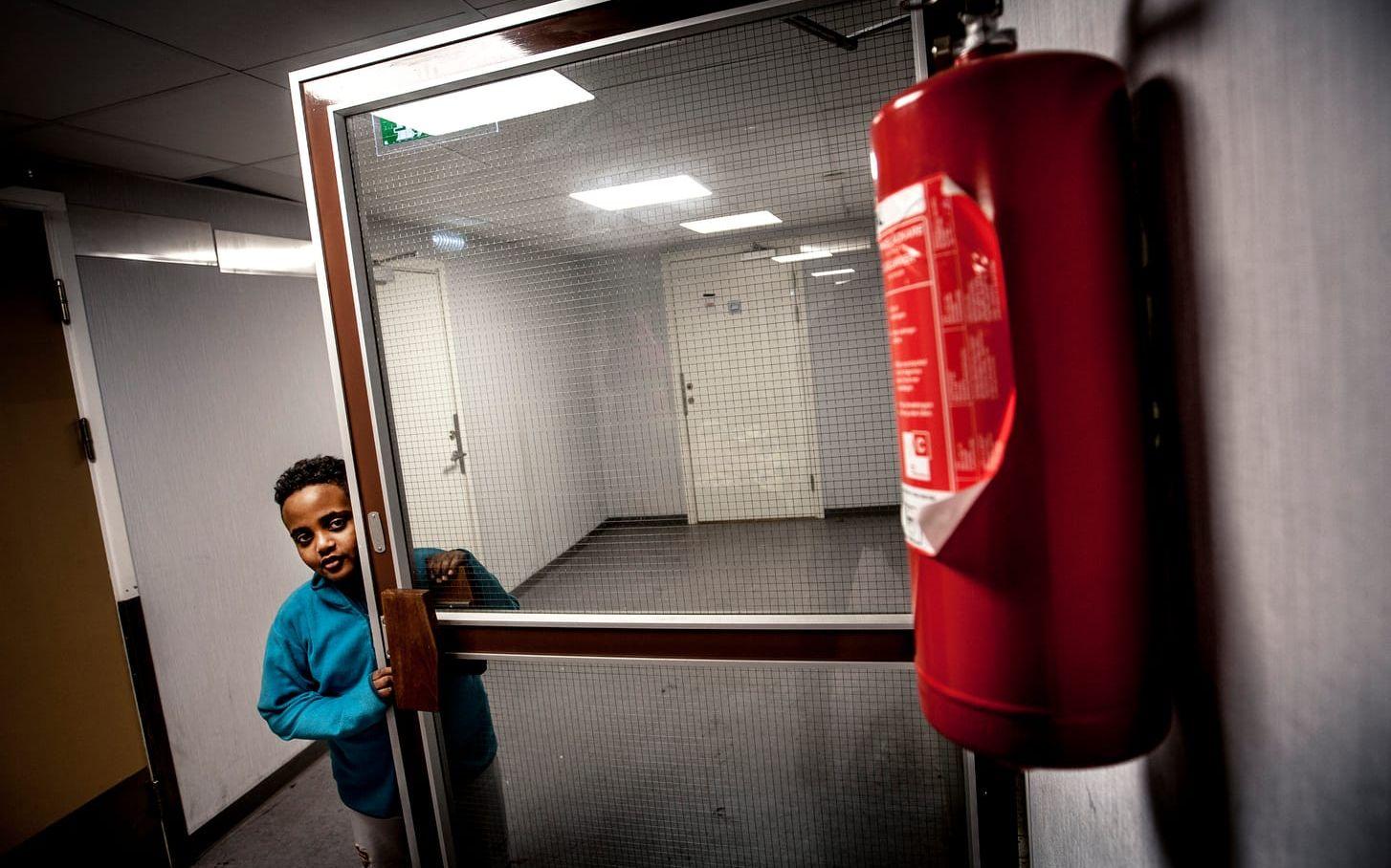 BLEV RÄDD. 10-årige Elyud från Eritrea har bott på asylboendet Restad gård i Vänersborg i ett år och åtta månader. "Jag blev jätterädd i natt när det brann", säger han.  Foto: Joachim Nywall