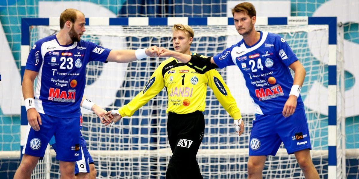 Bra jobbat! Alingsås Oscar Bergendahl (23), målvakt Rickard Frisk och Anders Alfredsson (24) under premiären Handbollsligan mellan Alingsås och Guif.