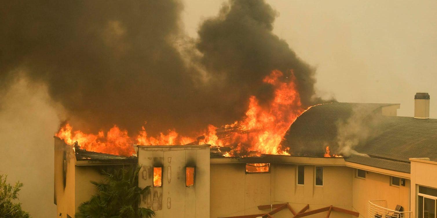 Branden sprider sig till ett hus i närheten av Malibusjön i Malibu i Kalifornien.