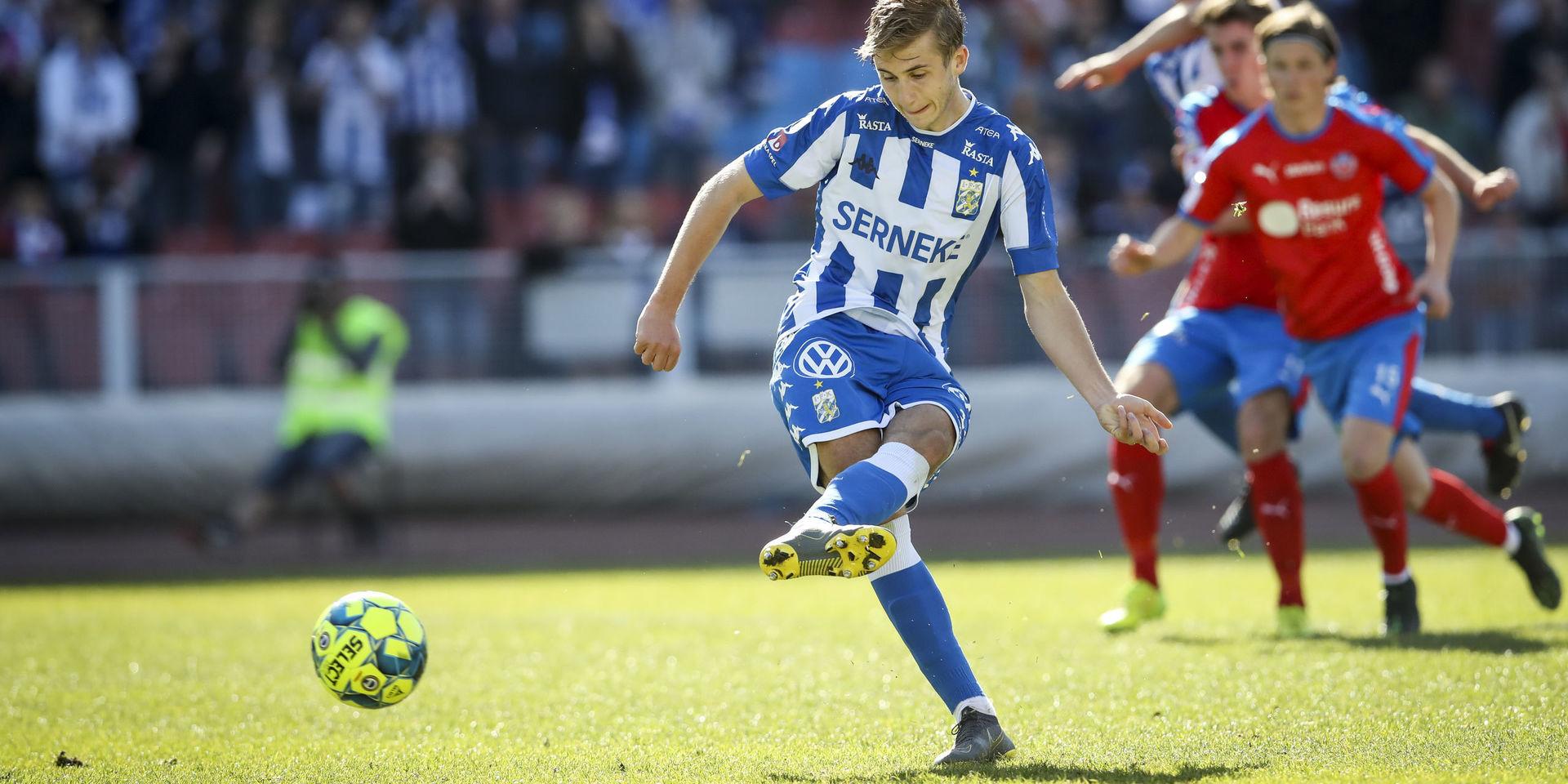 Benjamin Nygren gör mål på straff mot Helsingborg i allsvenskan i våras. IFK Göteborgs bötfälldes efter hans övergång till Genk, men har överklagat beslutet.