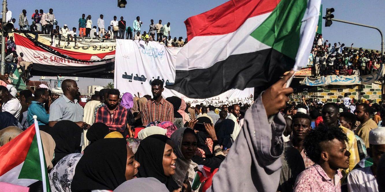 Demonstranter utanför den sudanesiska arméns högkvarter i Khartoum på lördagen. Arkivbild.