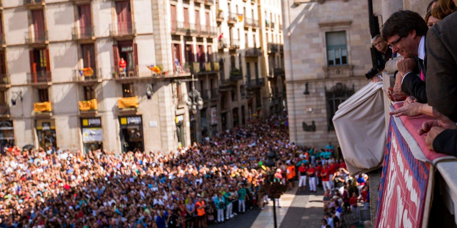 Regionpresidenten i Katalonien, Carles Puigdemont, under en manifestation för självständighet i helgen framför stadshuset i Barcelona.