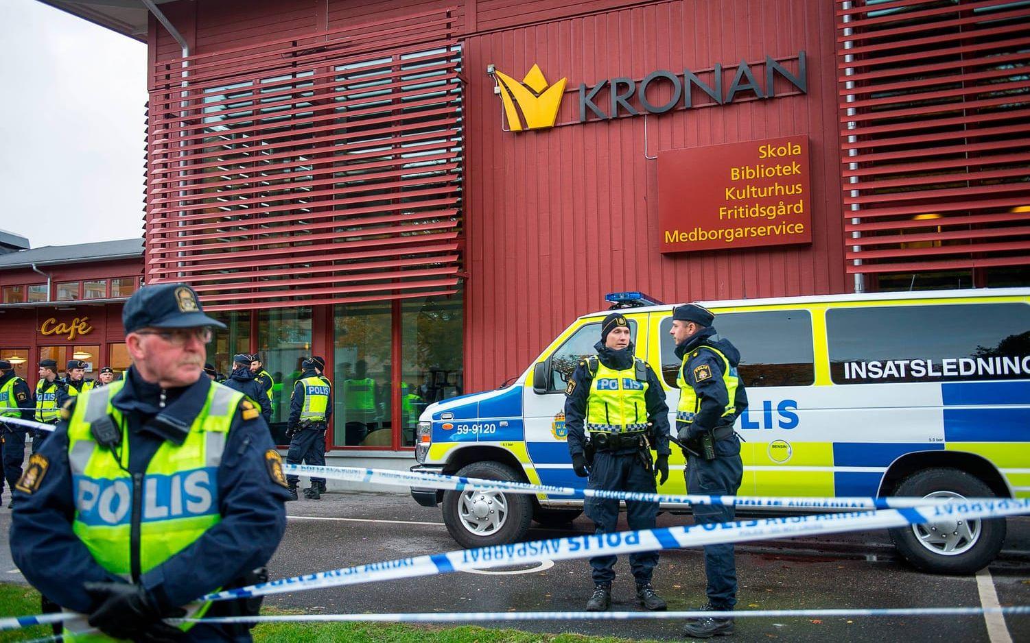 Flera polispatruller skickades till Kronan. Bild: Stefan Bennhage
