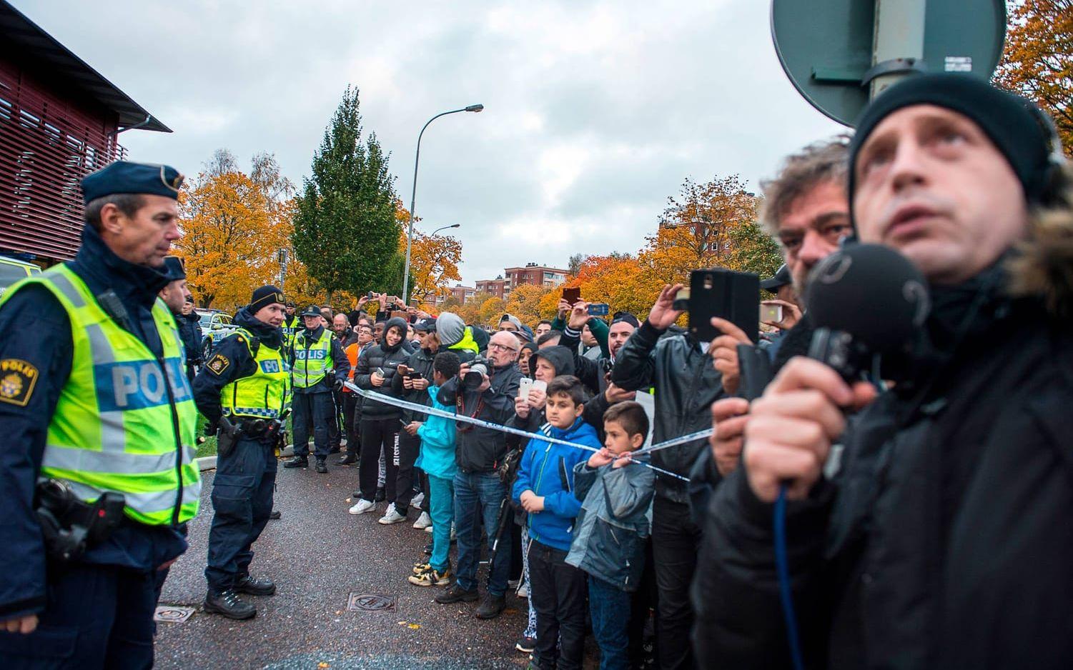 Snabbt samlades flera hundra oroliga människor utanför Kronan. Bild: Stefan Bennhage