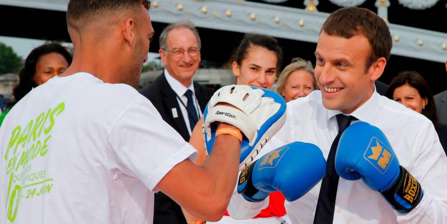 Emmanuel Macron är en av vinnarna i de hårda dusterna under Europas "supervalår". Här sparrar den nye presidenten med en boxare på OS-dagen i förra veckan.