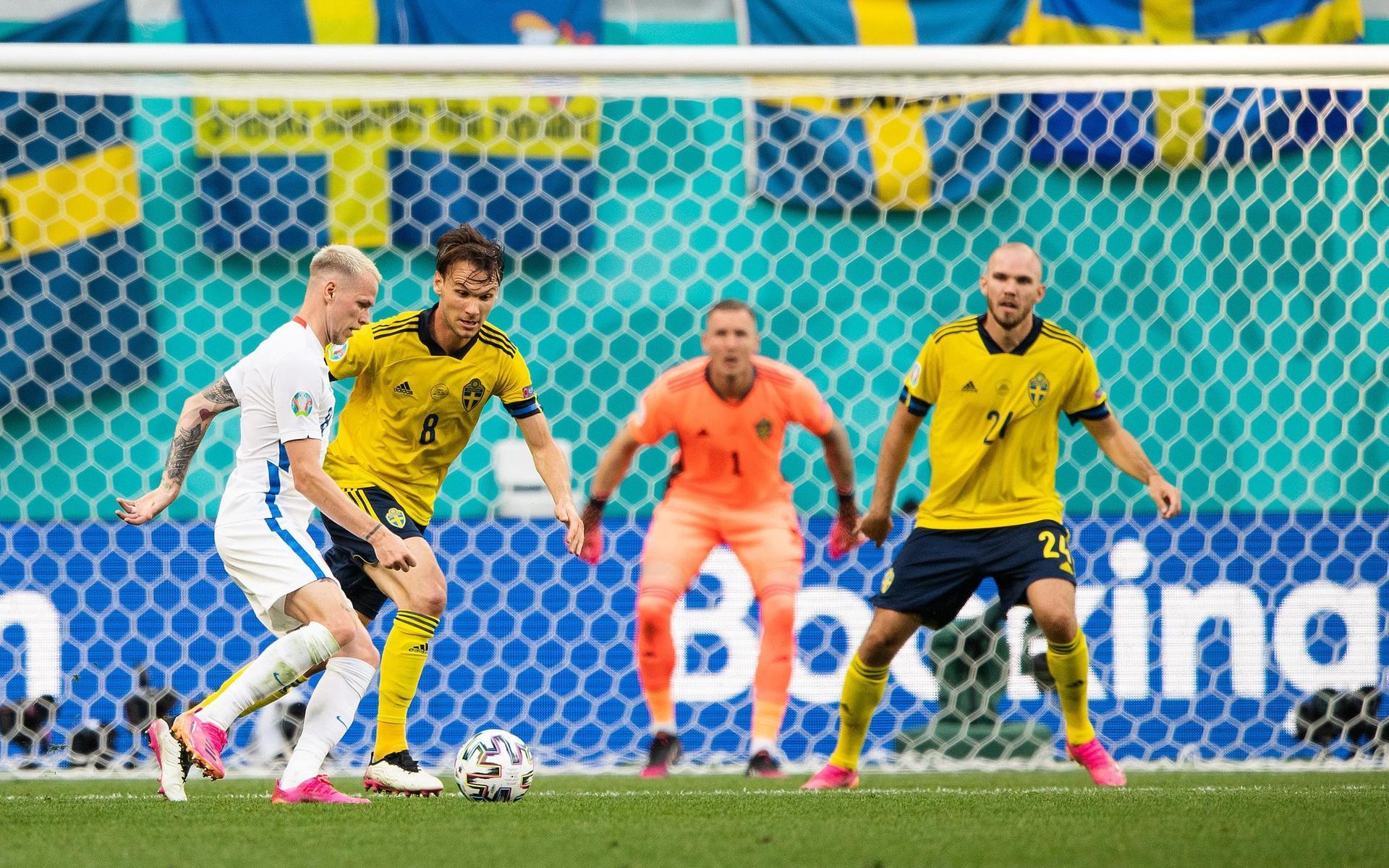 Ondrej Duda of Slovakia against Albin Ekdal and Marcus Danielson of Sweden during the UEFA Euro 2020 Football Championship match between Sweden and Slovakia on June 18, 2021 in Saint Petersburg. 