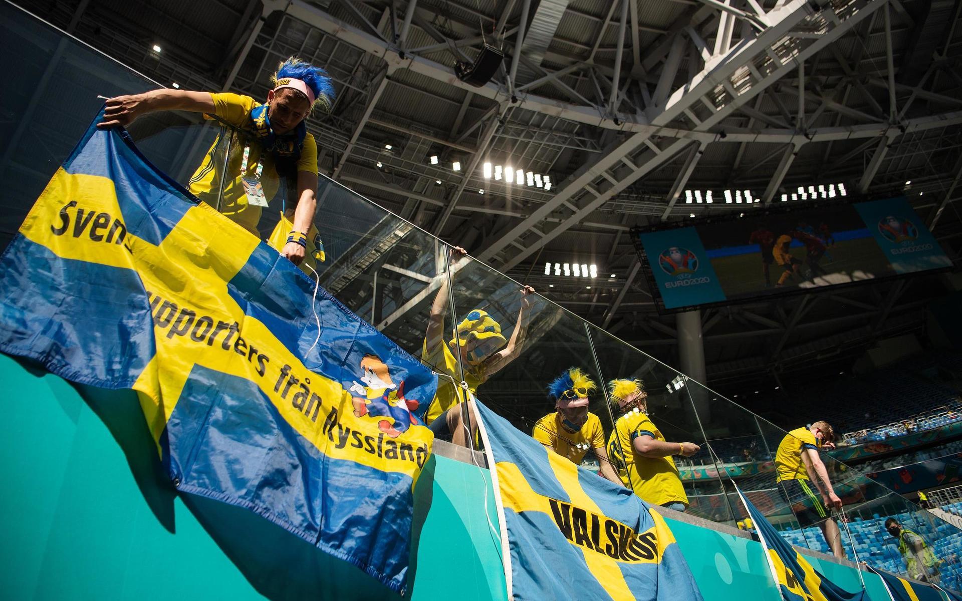 Swedish fans ahead of the UEFA Euro 2020 Football Championship match between Sweden and Slovakia on June 18, 2021 in Saint Petersburg. 