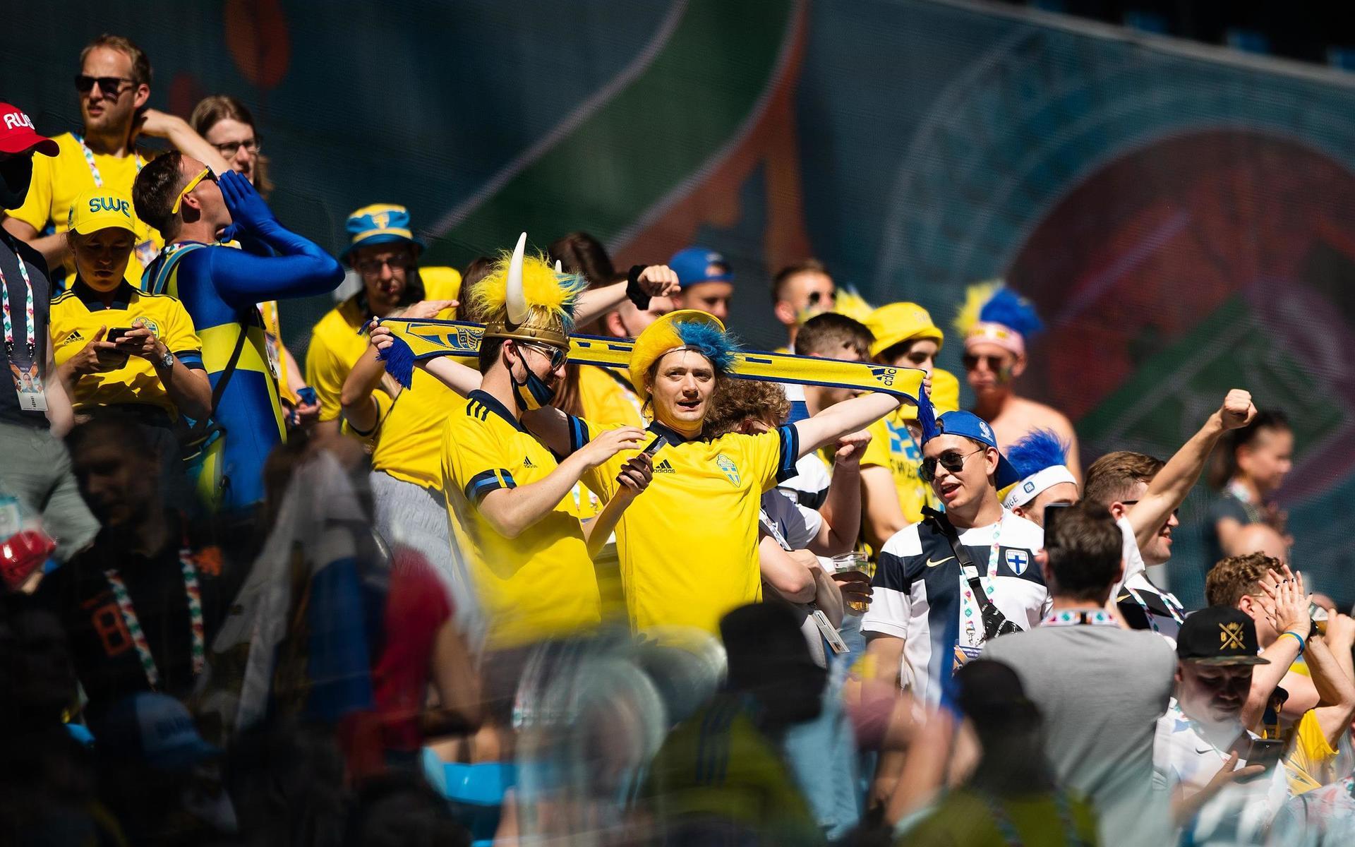 Swedish fans ahead of the UEFA Euro 2020 Football Championship match between Sweden and Slovakia on June 18, 2021 in Saint Petersburg. 