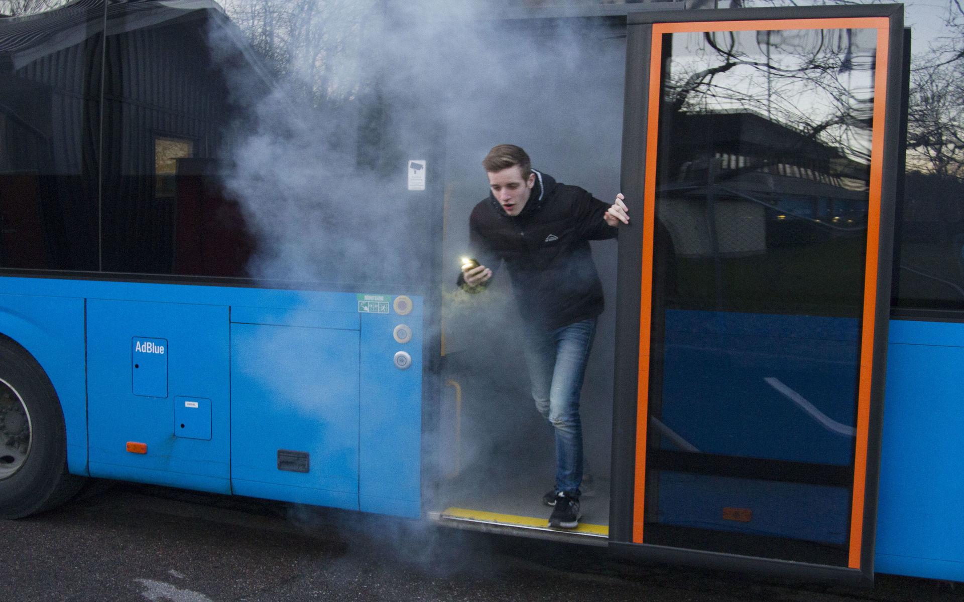 Erik Flingmark tar sig ut efter att ha provat vara i en rökfylld buss.
