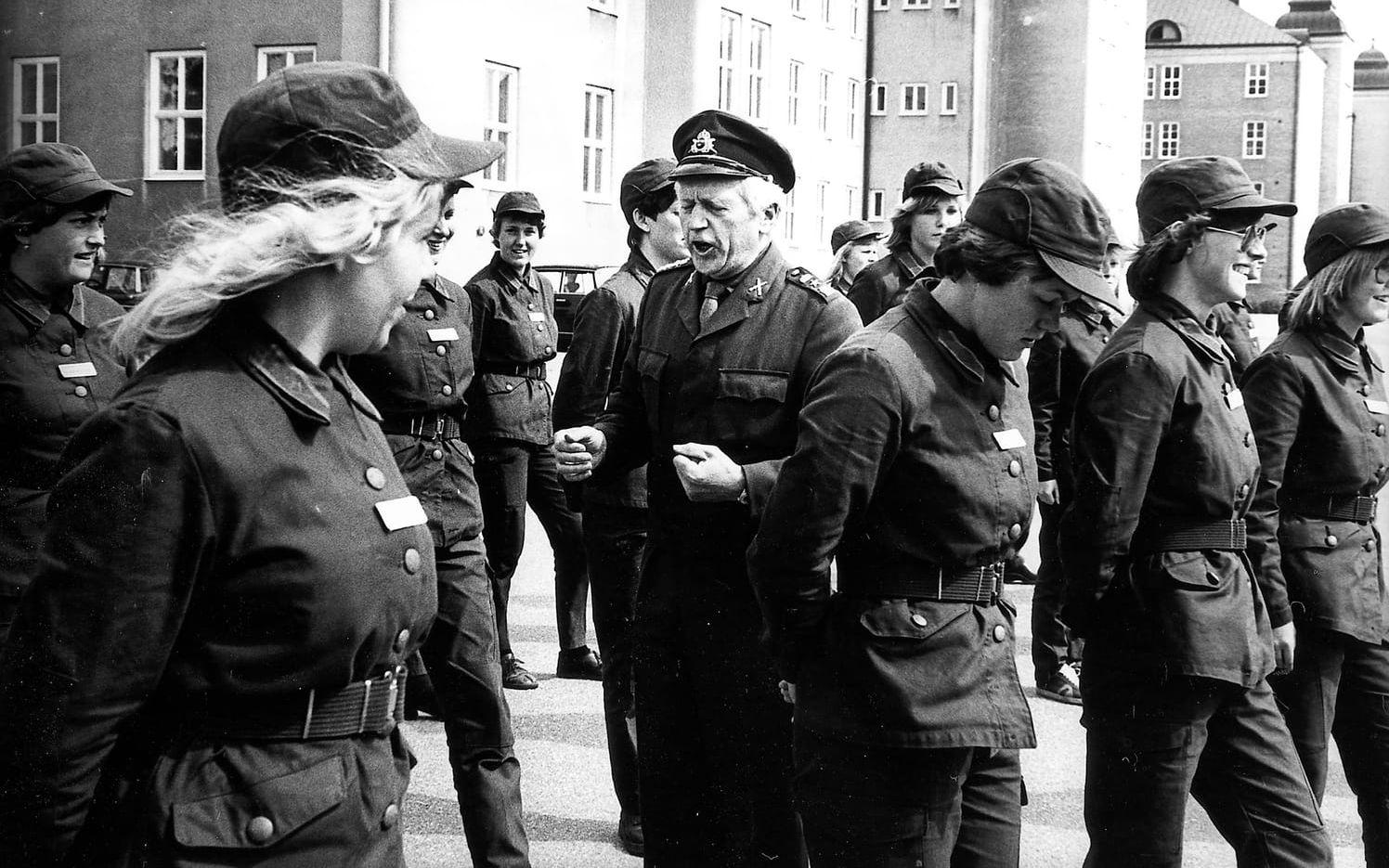 Bernt Eriksson ryter givakt till tjejerna som ska göra ”värnplikten” på I17. Foto Lasse Edwartz 1976