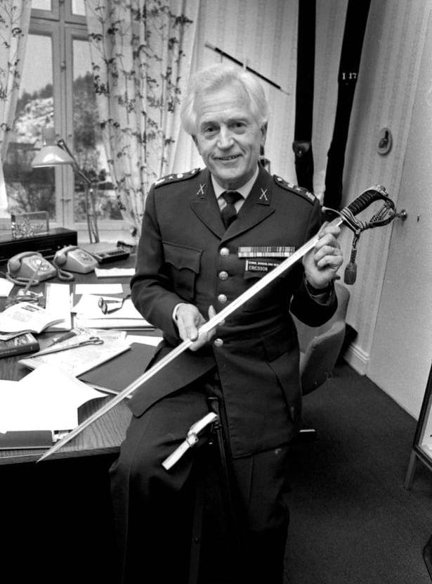 Major Berndt Eriksson visar dåtidens vapen 19871. Foto: Lasse Edwartz
