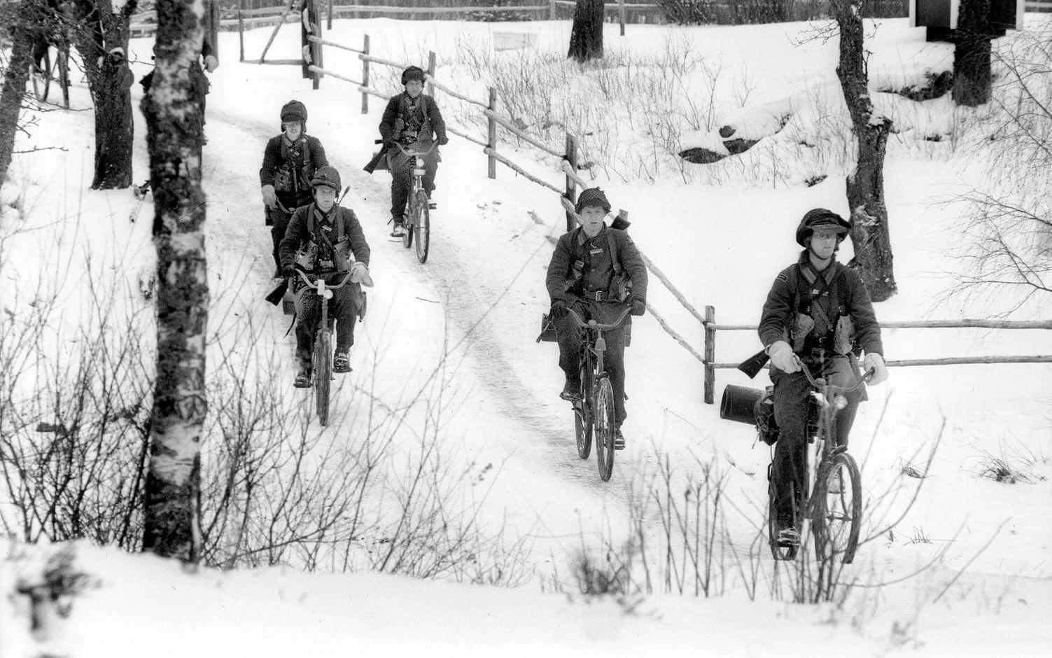 Cykelanfall.  15/4 1986 på Bulid.  Långt innan arméchefer talade om mekaniserade bataljoner.