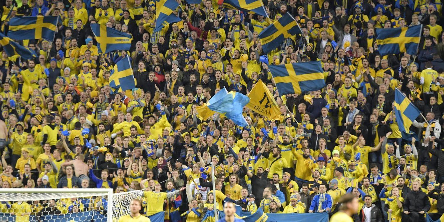 Sveriges fans på läktaren under matchen mellan Sverige och Italien.
