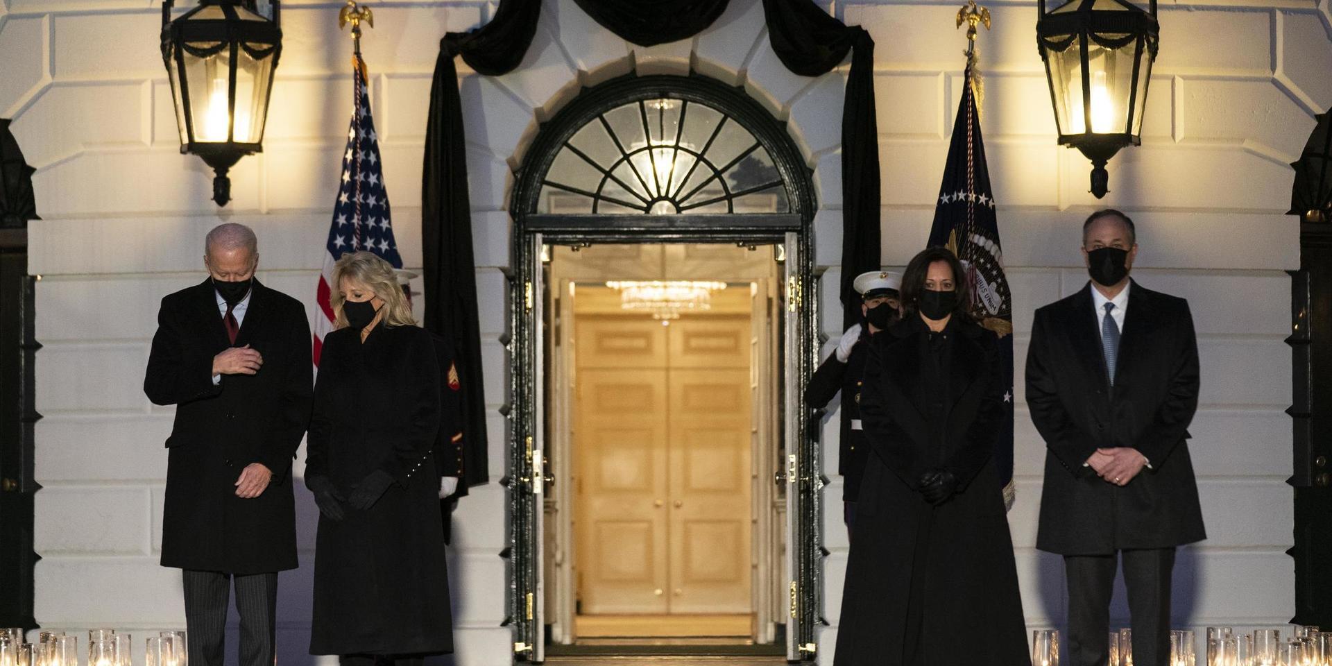 President Joe Biden, hans fru Jill Biden, vicepresident Kamala Harris och hennes man Doug Emhoff deltog i en ceremoni vid Vita huset.