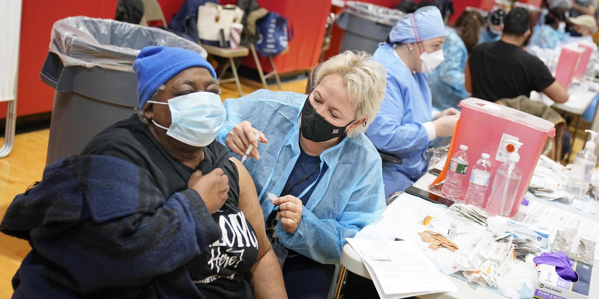 Mary Jenkins tar emot en vaccinspruta i Paterson i New Jersey i januari.