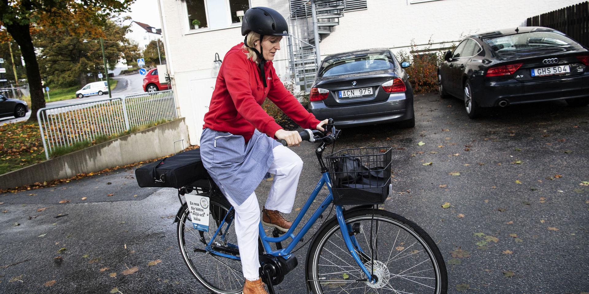 Ulrika Klasson distriktssköterska i Borås cyklar i jobbet.