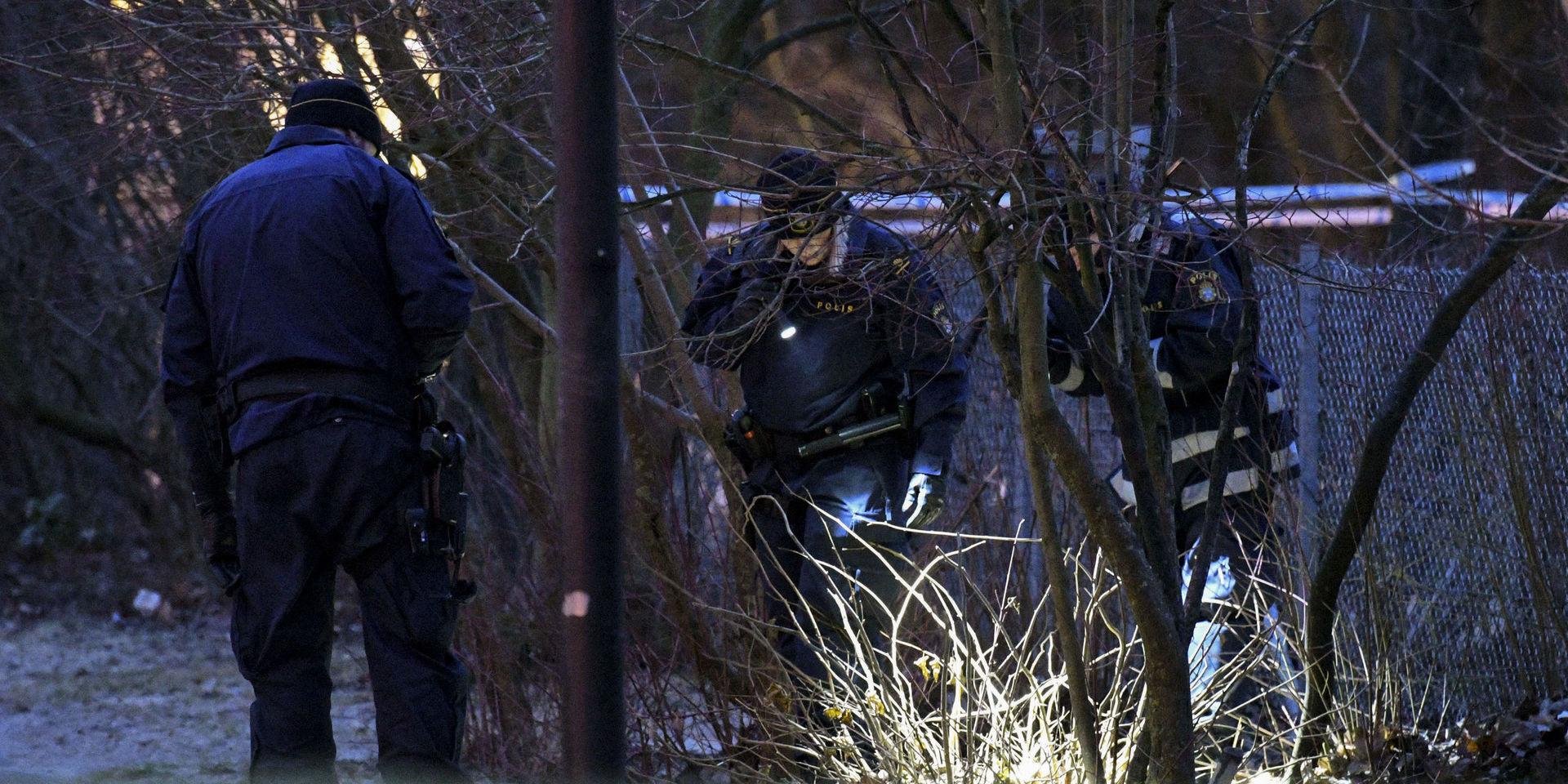 Malmöpolisens tekniker undersöker ett område som var intressant när en kvinna i 20-årsåldern påträffades skottskadad i Malmö i januari 2017. Nu döms hennes pojkvän till fängelse för grovt vållande till kroppsskada. Arkivbild.