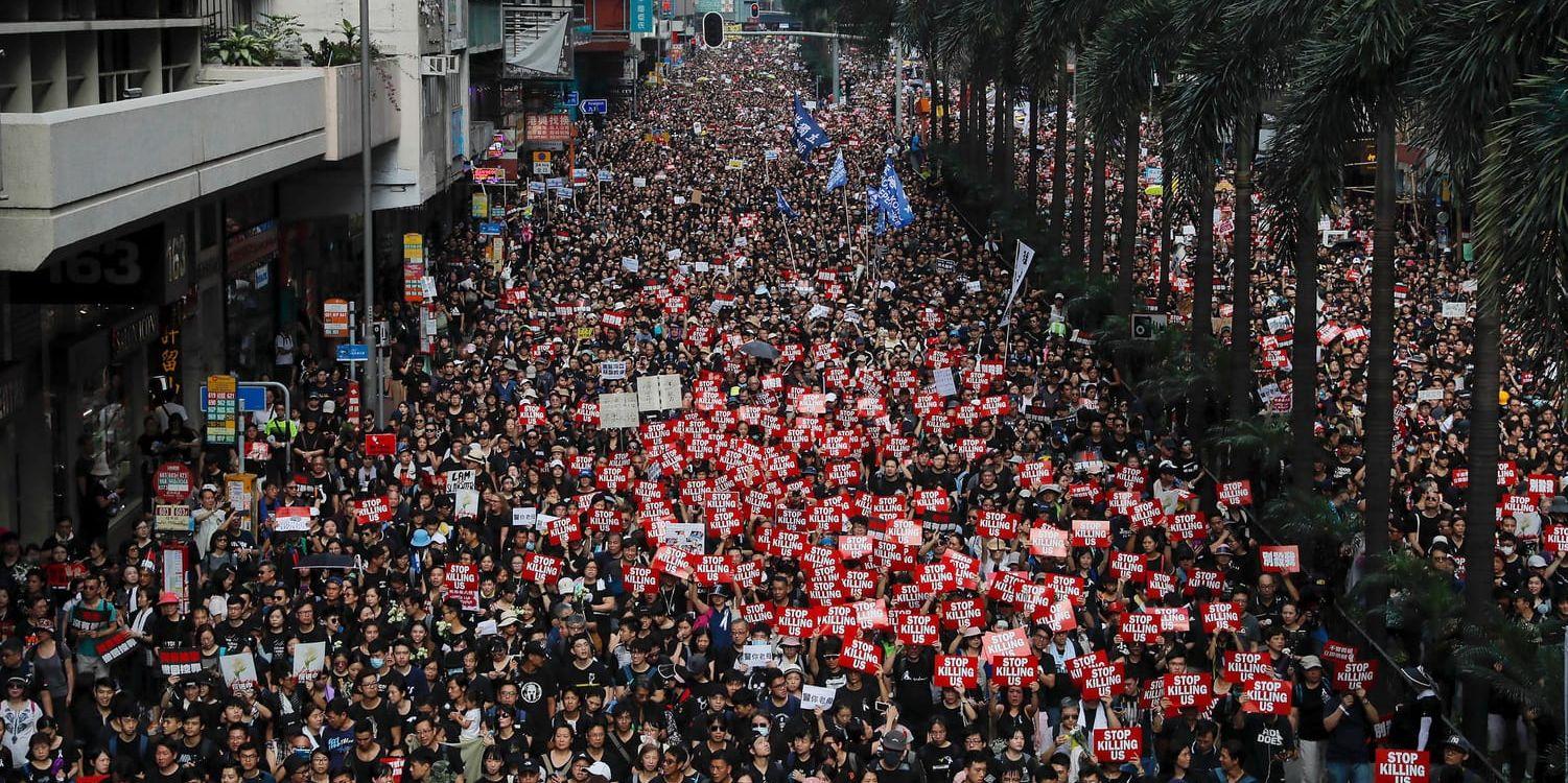 Svartklädda demonstranter i Hongkong.