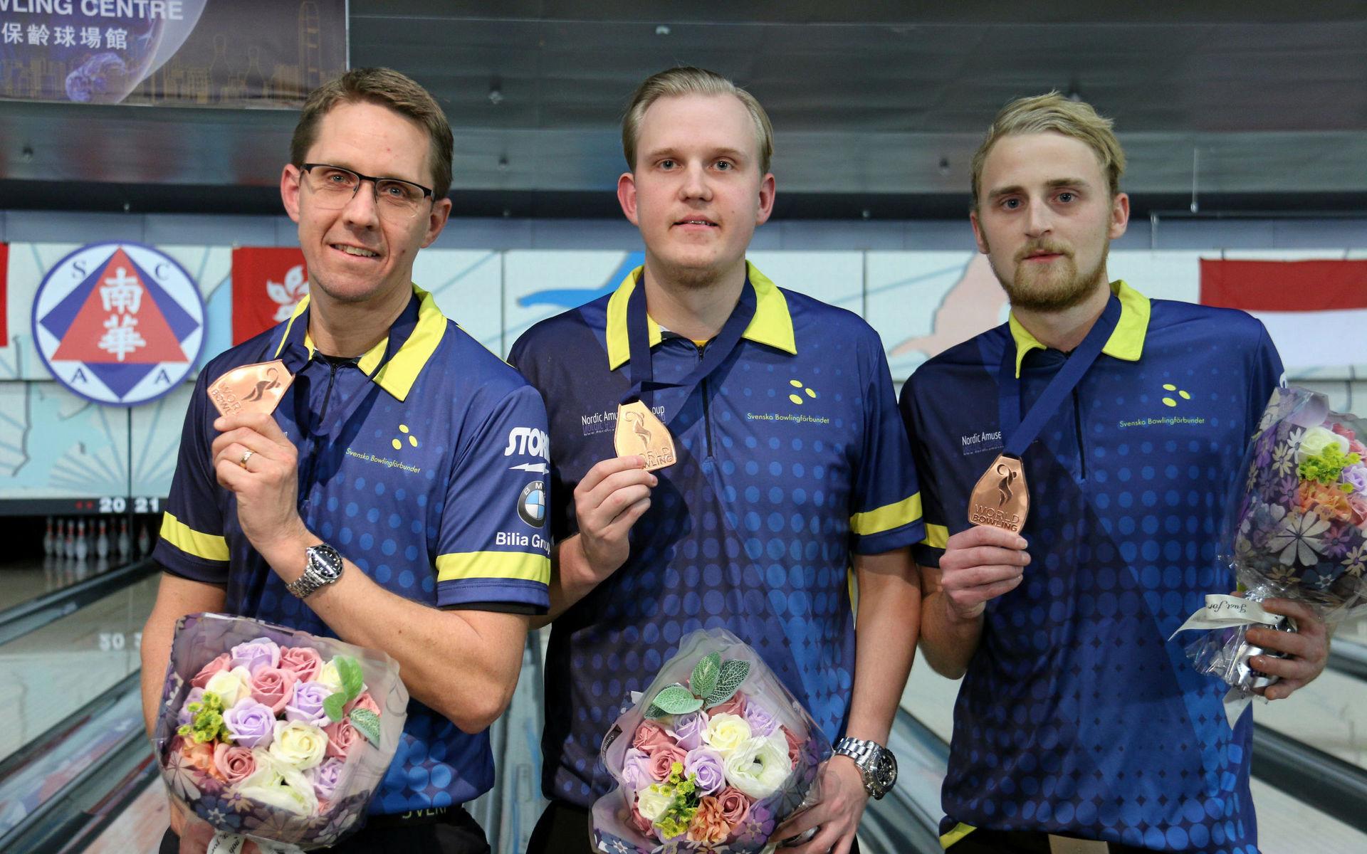 Sveriges Martin Larsen, Mattias Wetterberg och Jesper Svensson efter att ha tagit brons i 3-manna i VM i bowling. 