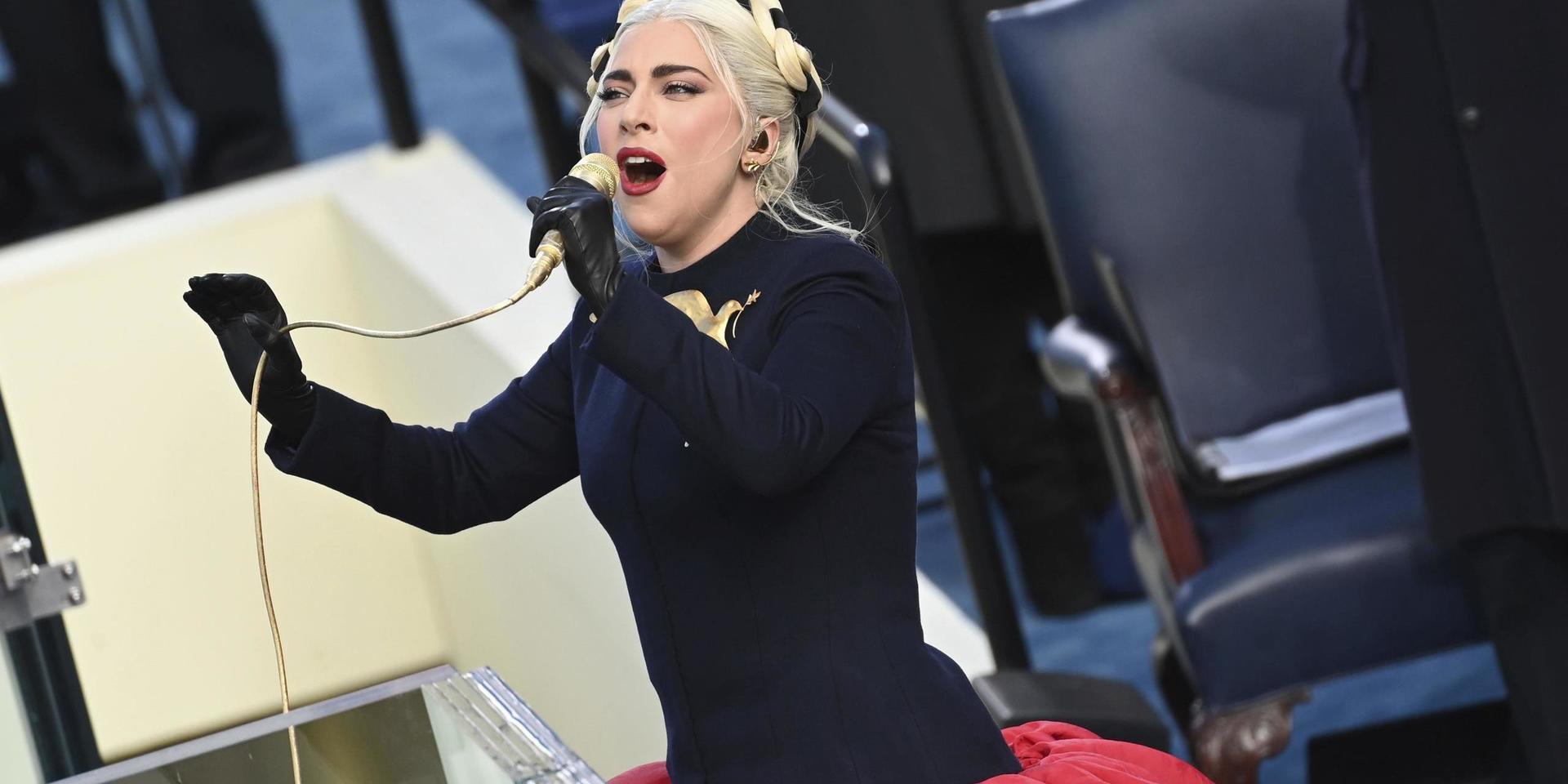 Lady Gaga sjunger den amerikanska nationalsången.