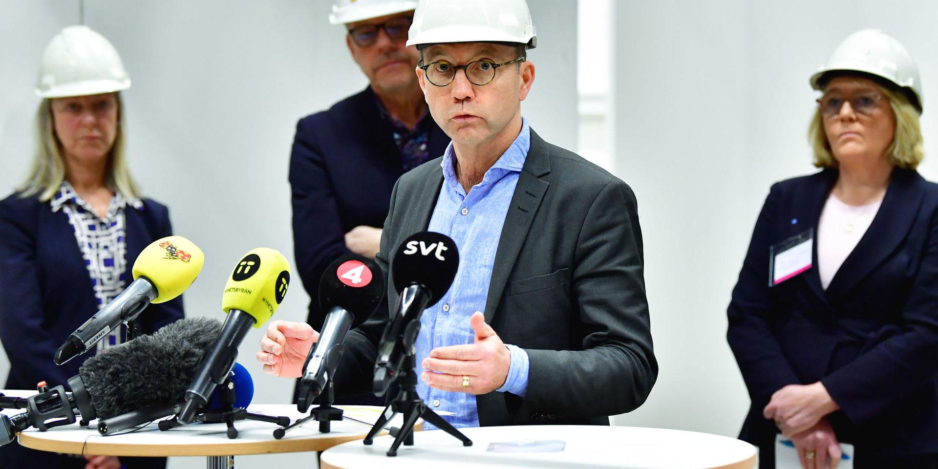 Björn Eriksson, hälso- och sjukvårdsdirektör under pressträffen i samband med pressvisningen av fältsjukhuset som byggts upp i Stockholmsmässan i Älvsjö.