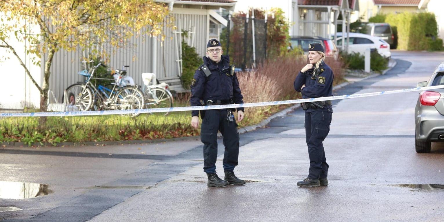 Flera skott har under natten avlossats mot en bostad i Västerås där en polis bor.