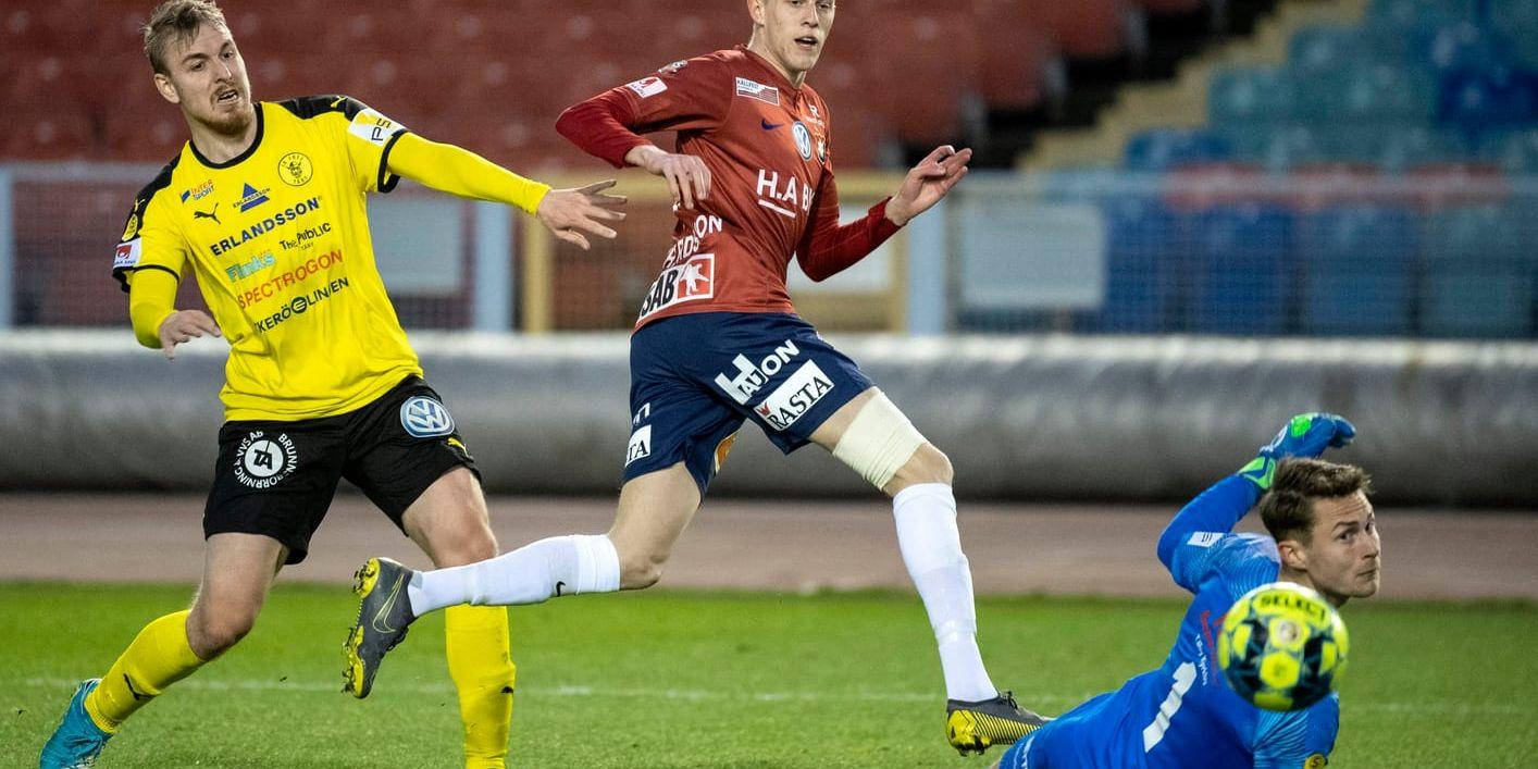Örgrytes Alexander Bernhardsson överlistar Frejs målvakt Jonas Olsson och gör första målet i 2–0-segern.