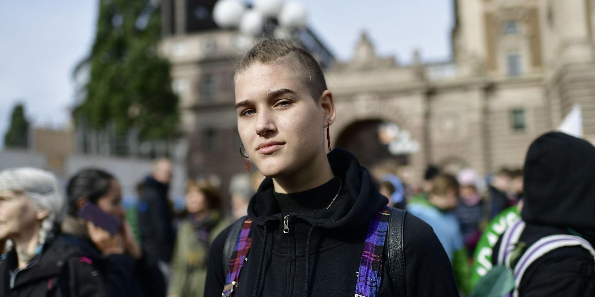 Isabelle Axelsson, 18, är en av ungdomarna som klimatstrejkar.