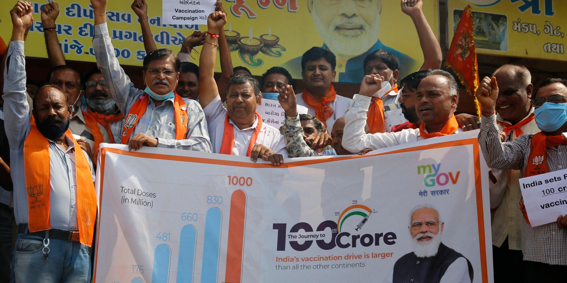 Anhängare till partiet BJP firar att en miljard doser har delats ut i Indien.