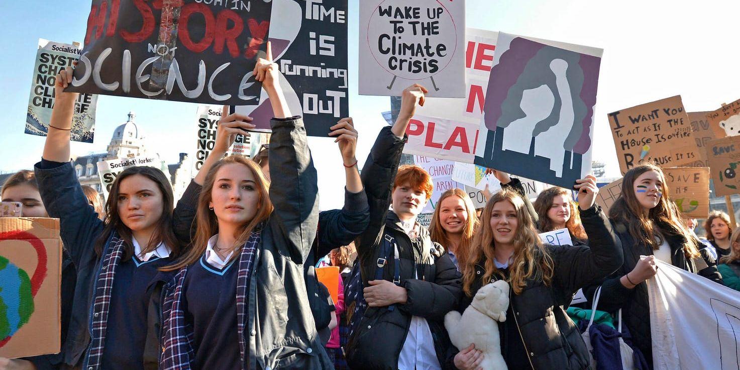 Elever i London protesterar mot klimatförändringarna.