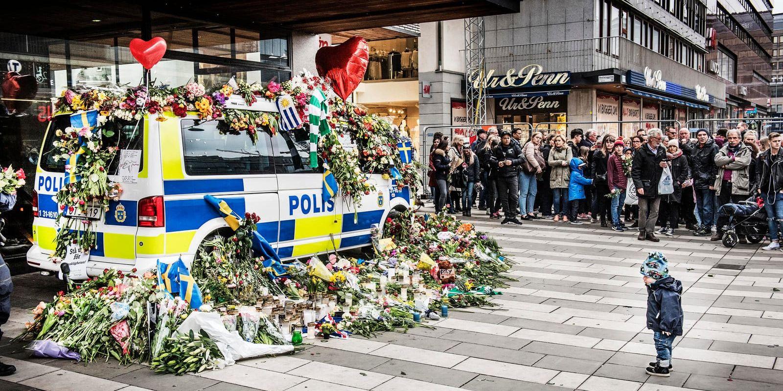 En tyst minut för terroroffren utanför varuhuset Åhléns i Stockholm, tre dagar efter terrordådet den 7 april 2017. Arkivbild.
