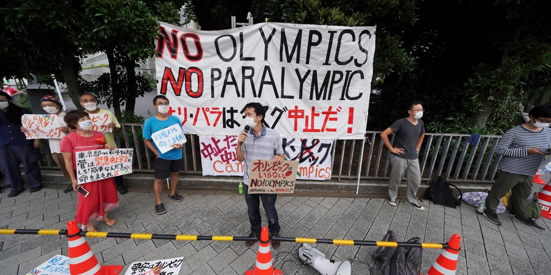 Tokyobor protesterar mot att OS går av stapeln i Japan samtidigt som smittspridningen ökar i landet. Bild från 2 augusti.