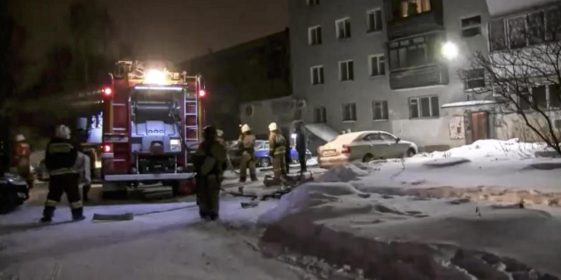 Brandmän i insats vid niovåningshuset i Jekaterinburg. Bilden har distribuerats av Rysslands krisdepartement.