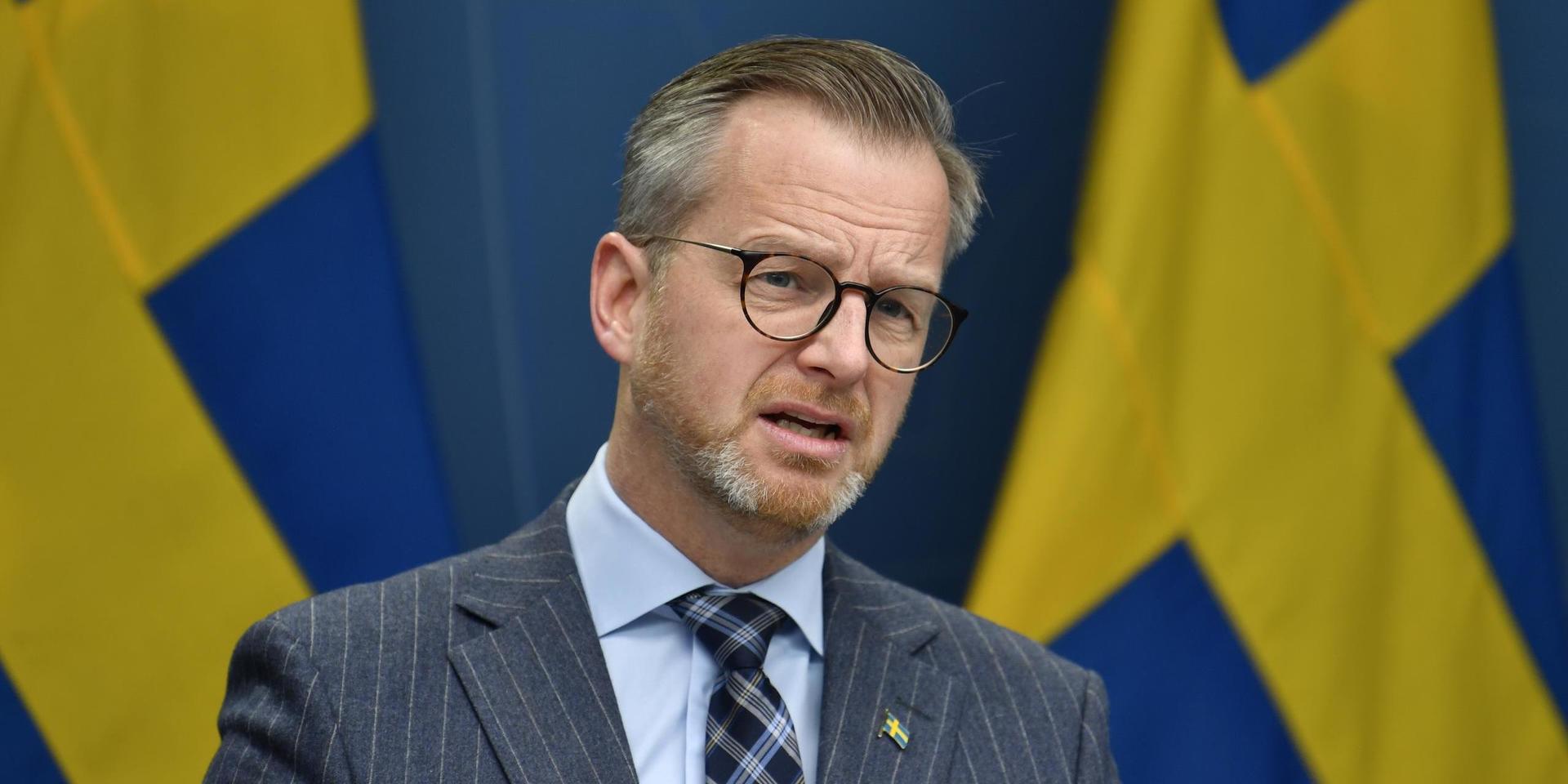 Inrikesminister Mikael Damberg (S) meddelade åtgärder på måndagen, med anledning av virusmutationen som upptäckts i Storbritannien.