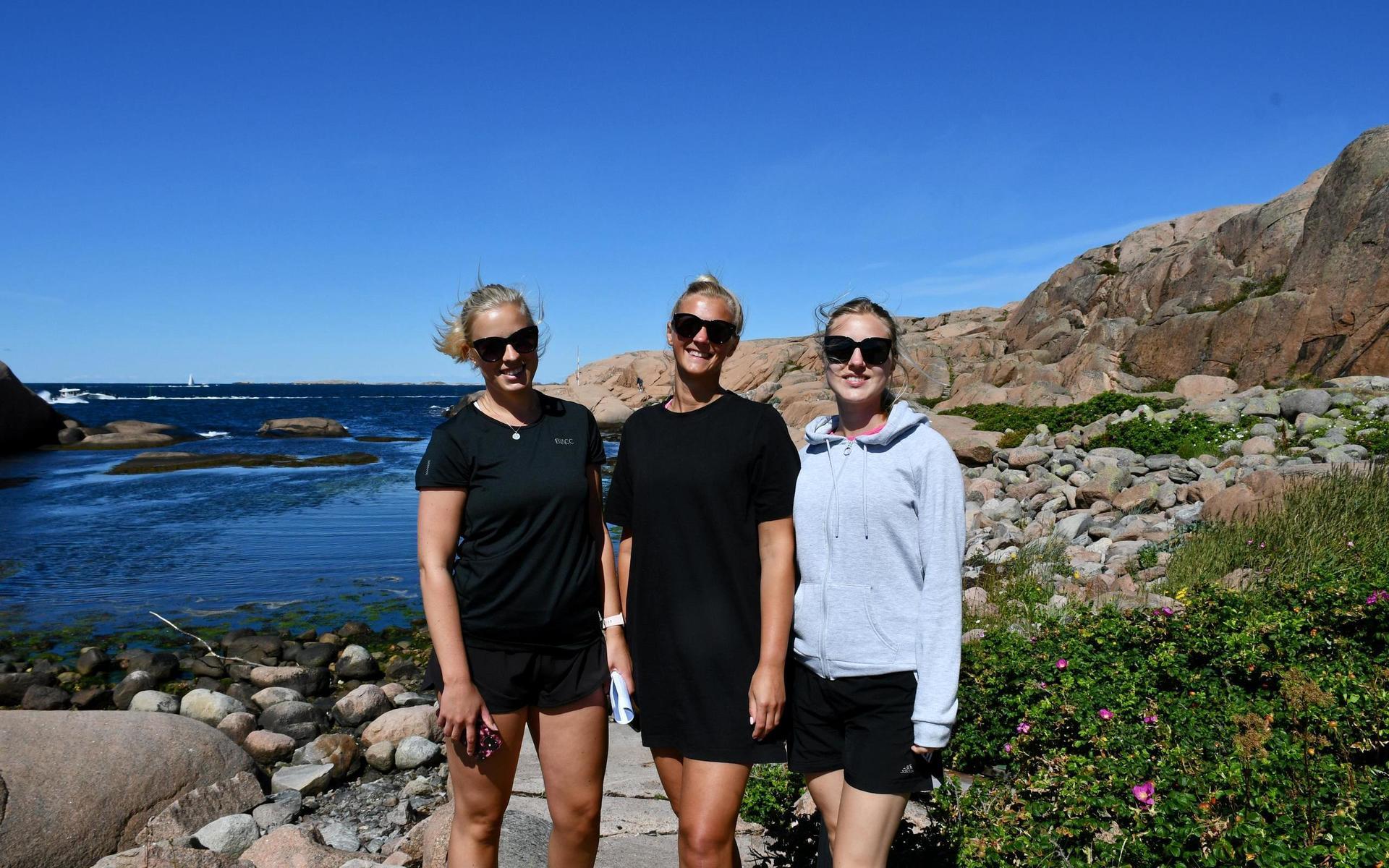 Amanda Ekström, Louise Freby och Camilla Alminer från Stockholm promenerar i naturreservatet Stångehuvud.